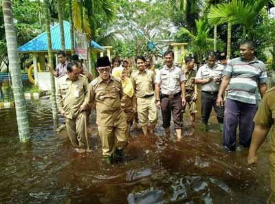  Walikota Dumai Drs H Zulkifli AS MSi meninjau banjir di Kecamatan Sungai Sembilan Senin sore kemarin. Foto Humas Polres Dumai