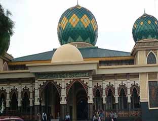 Masjid paripurna di Pekanbaru.