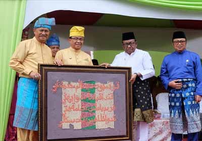 Pemberian cenderamata berupa kaligrafi dan buku Syair Ibarat Kabar Kiamatal oleh Bupati HM Wardan kepada Gubernur Riau H Wan Thamrin Hasyim. 