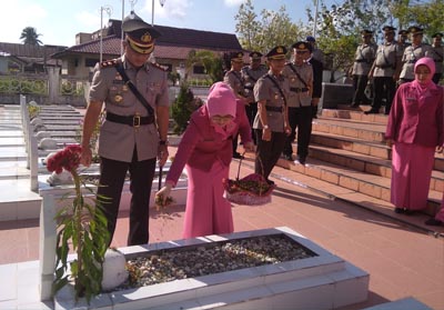  Polres Rohil menggelar upacara di Taman Makam Pahlawan (TMP) Kusuma Bakti, Jalan Utama, Bagansiapiapi.