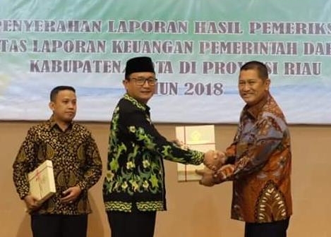 Wakil Bupati H Syamsuddin Uti menerima Opini WTP dari BPK.