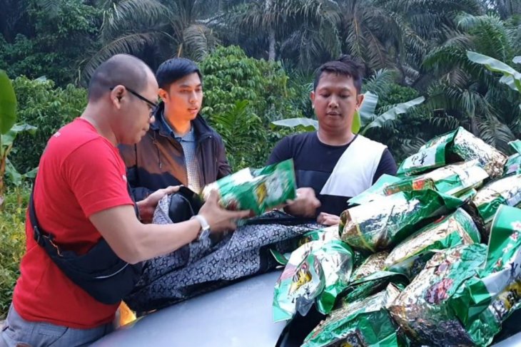  Petugas kepolisian Polres Jakarta Barat memeriksa paket-paket sabu hasil penangkapan di Riau, Kamis. FOTO​: Polres Jakarta Barat
