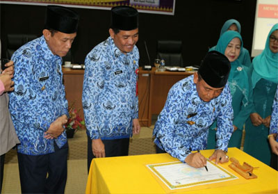 Bupati Pelalawan HM Harris menandatangani komitmen bersama menjadikan Kabupaten Pelalawan menuju Kabupaten layak anak