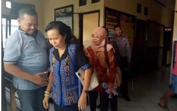 Guru Bahasa Inggris SMA Negeri 4 KotaKupang, Makrina Bika (57), melapor ke kantor polisi paska penganiayaan.
