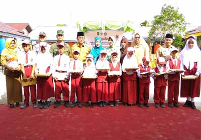 Bupati dan siswa/i foto bersama pada momen memperingati Hari Cuci Tangan Pakai Sabun (HCTPS) Sedunia Tahun 2018 