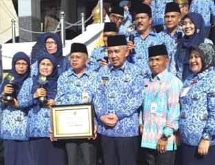Kepada BLH Bengkalis H Arman AA (tiga dari Kiri), Kepala BLH Riau, Yulwiriati (paling kanan),  berfoto bersama dengan Gubernur Riau, Arsyad Juliandi Rahman (tengah) usai menerima penghargaan di bidang lingkungan hidup