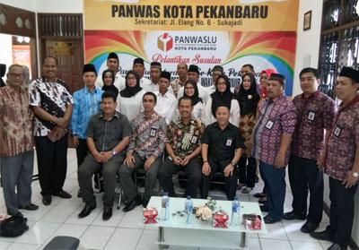 10 Panwaslu Kelurahan di lima kecamatan di Kota Pekanbaru yang dilantik hari ini.