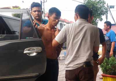 Hendra Saputra dibawa ke kantor polisi usai ditangkap di Sumut.