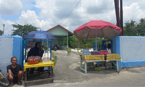 Pedagang bunga tabur di Pekanbaru.(foto: dini/halloriau.com)