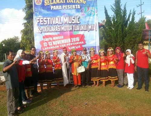 Anggota DPRD Pelalawan, Sudirman, berphoto bersama pengisi acara Festival Band serta perwakilan dari Pertamina Lirik