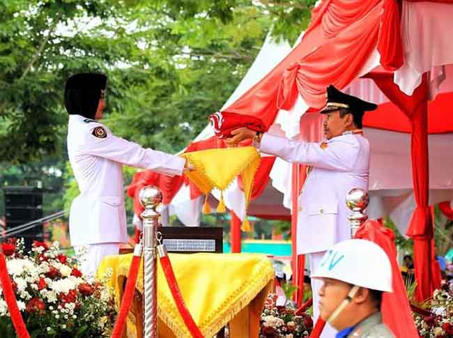  Bupati Bupati Siak Syamsuar memberikan Sangsaka Merah Putih di Upacara peringatan Hari Ulang Tahun Kemerdekaan Republik Indonesia.