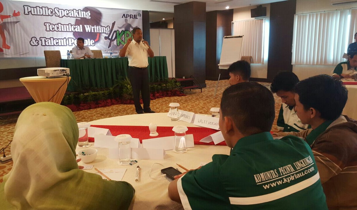 Aktivis KPL Riau tengah mengikuti Pelatihan Public Speaking yang ditaja oleh KPL dan RAPP. 