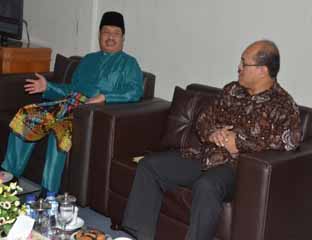  Bupati Amril Mukminin berbincang bersama Kepala Perwakilan BPK RI Provinsi Riau Harry Purwaka sebelum pembukaan Larwasda Kabupaten Bengkalis tahun 2016 di Inspektorat Kabupaten Bengkalis.