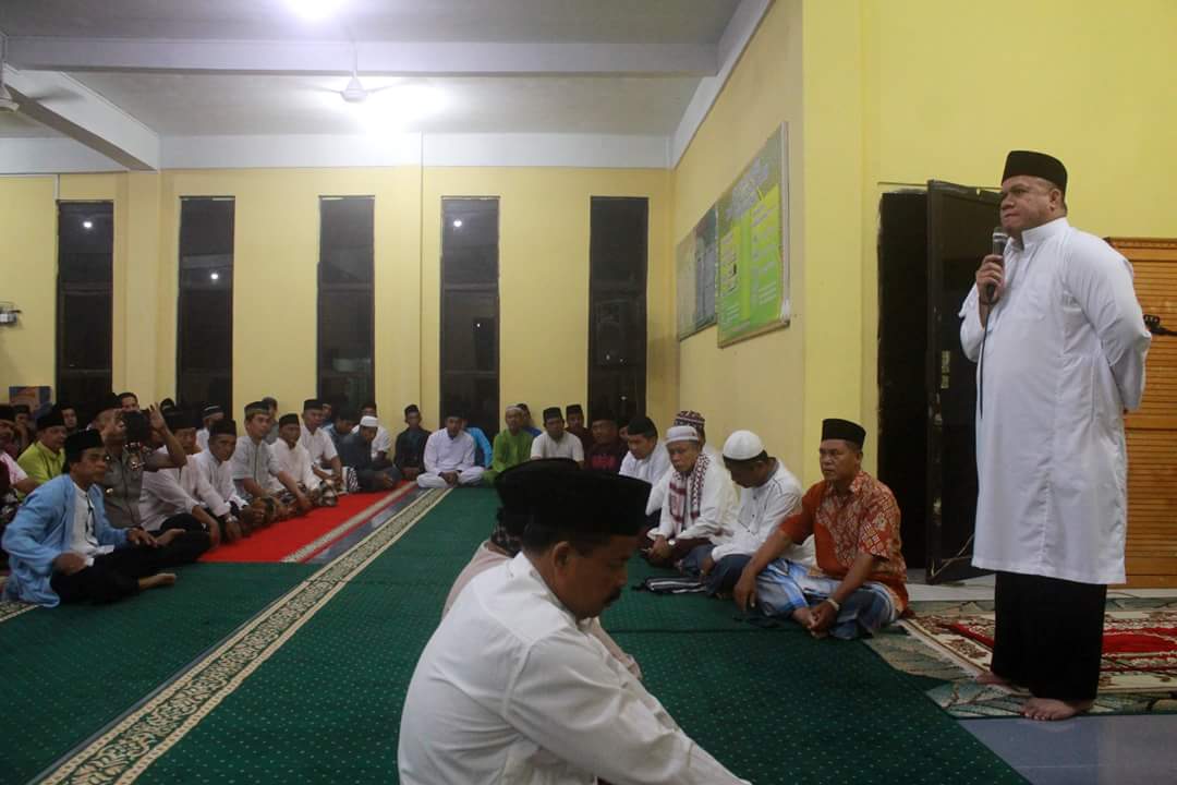 Bupati Inhu memberikan sambutannya di Masjid Nurul Falah, Desa Kuala Cenaku Kecamatan Kuala Cenaku