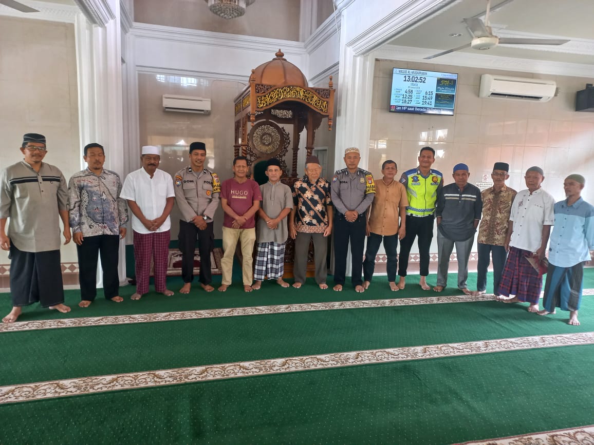 Jajaran Polsek Sukajadi sampaikan pesan Pemilu Damai usai salat Subuh berjamaah di Masjid Al-Mukarabin, Jalan Dagang, Pekanbaru (foto/ist)