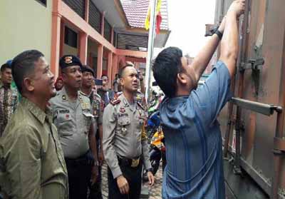 Ketua KPU Kuansing Ahdanan bersama pihak Kepolisian menyaksikan pembukaan segel surat suara sebelum dibongkar.