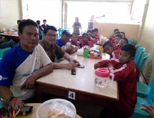  SSB Perseta Junior Tanjung Pauh dijamu makan oleh Kadis Pemuda Olahraga Kuansing Marwan saat sampai di Kuansing.