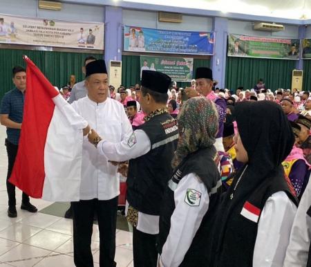 Pj Gubernur Riau SF Hariyanto resmi melepas langsung Jemaah Haji Riau di asrama haji embarkasi Batam, Selasa (14/5/2024). 
