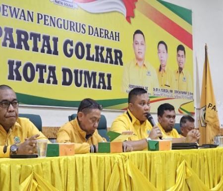 Ketua Golkar Dumai, Ferdiansyah didampingi sejumlah pengurus inti menyatakan maju di Pilkada Dumai 2024 (foto/Bambang)