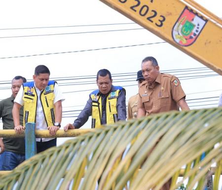 Pj Walikota Pekanbaru Muflihun bersama jajaran meninjau proses normalisasi hulu sungai Sail di pertigaan Jalan Parit Indah-Jalan Pesantren.