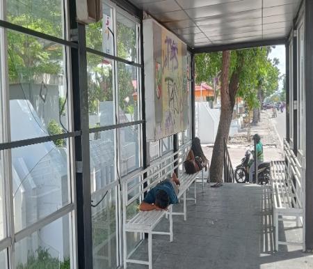 Kondisi halte Bus TMP di Jalan Jenderal Sudirman memprihatinkan (foto/Mimi)