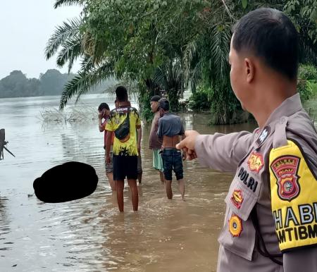 Warga temukan mayat diduga korban galodo Sumbar di Sungai Kuantan (foto/ultra)