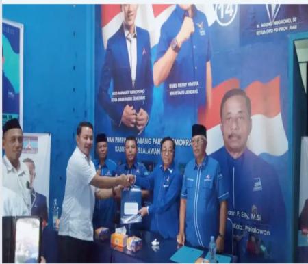 Husni Thamrin kembalikan formulir pendaftaran calon Bupati Pelalawan 2024 ke Demokrat Pelalawan.(foto: andi/halloriau.com)