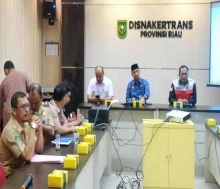 Korwil KSBSI Riau, Juandy (kanan) rapat bersama Kadisnakertrans Riau, Boby Rachmat (foto/ist)