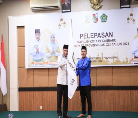 Pj Wako Pekanbaru Muflihun bersama Kakan Kemenag Pekanbaru Syahrul Maulud melepas kafilah dan official ke MTQ ke-42 Tingkat Provinsi Riau di Kota Dumai (foto/int)