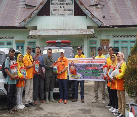 Ketua PDK Kosgoro Pekanbaru, Rahmansyah, beserta pengurus lainnya berikan bantuan secara langsung kepada korban bencana alam di Kabupaten Agam, Sumbar (foto:istimewa) 