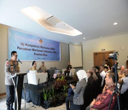 Kapolda Riau saat hadiri pembukaan UKW Angkatan XXIII PWI Riau.(foto: mcr)