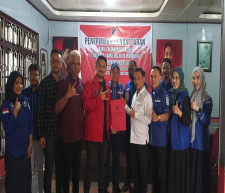 Mewakili Agung Nugroho, Ketua Demokrat Pekanbaru, TAF mengambil formulir pendaftaran penjaringan kepala daerah di PDIP Pekanbaru (foto/Mimi) 