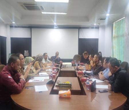 Komisi IV DPRD Kota Pekanbaru rapat dengan PT Sumatera Kemasindo terkait dugaan pencemaran (foto/Mimi)