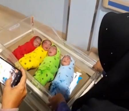 Perawat saat membawa bayi kembar 4 yang lahir di RS Milano, Kuansing (foto/ultra)