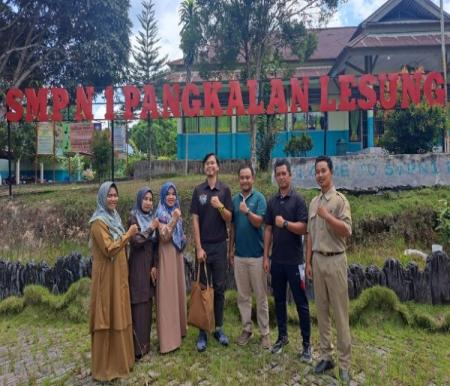 PR Astra Agro, Asung, didampingi Asisten CSR, Hanafi Febriancahya bersama kelima guru yang mendapat insentif di SMPN 1 Pangkalan Lesung (foto/Andy)