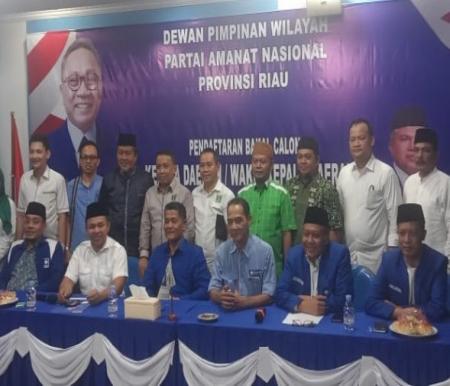 Bacalon Gubri Abdul Wahid didampingi tim dan pendukungnya kembalikan formulir pendaftaran ke DPW PAN Riau, Kamis (16/5/2024) (foto:istimewa)