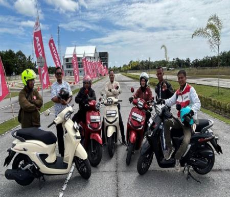 Jurnalis dan vlogger Riau review Honda Stylo 160 Fashion Urban City Rolling di Pekanbaru (foto/ist)