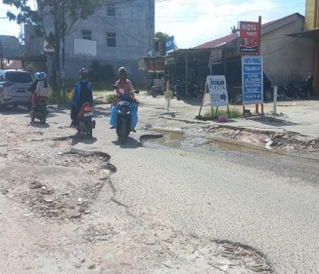 Jalan Darma Bakti tambah parah tak kunjung diperbaiki Pemko Pekanbaru (foto/dini)
