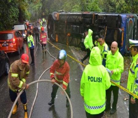 Bus ALS terguling di Sumbar dan menewaskan seorang penumpang.(foto: detik.com)