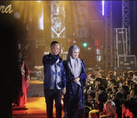 Tampil serasi bareng istri, Agung Nugroho dapat penghargaan di Gebyar Gernas BBI-BBWI (foto/Yuni)