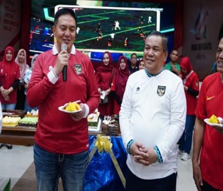 Kapolda Riau beri kejutan Ultah untuk Pj Gubernur Riau disela-sela Nobar Piala Asia U-23 2024.(foto: sri/halloriau.com)