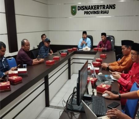 Kepala Disnakertrans Riau, Boby Rachmat saat ekspose aduan terkait THR (foto/Rivo)