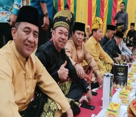 Wakil Bupati Inhu Drs Junaidi Rachmat (kiri) menghadiri prosesi penabalan gelar adat kepada Kepala Kejaksaan Tinggi Riau, Tuan Akmal Abbas (foto/andri)