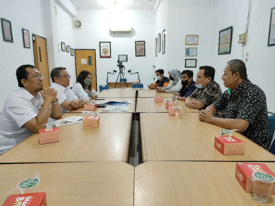 <p>Untuk meningkatkan kerjasama dan silaturahmi, manajemen Jasa Raharja Cabang Riau melakukan kunjungan ke Kantor Harian Pagi Metro Riau dan www.halloriau.com, www.metroriau.com (Metro Riau Group), Kamis (6/1/2022).</p>