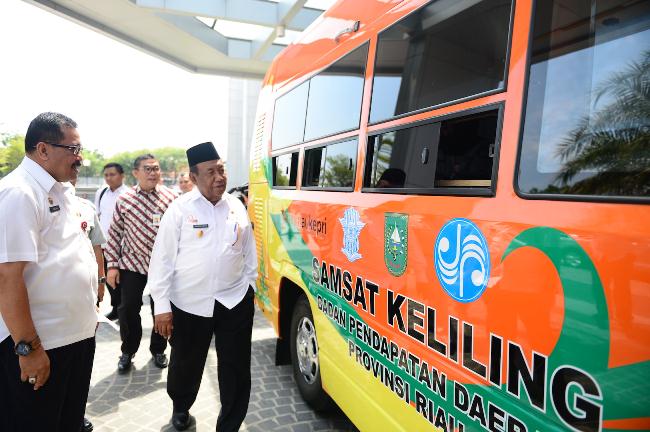 Hasil gambar untuk Bank Riau Kepri Serahkan 4 Unit Mobil Samsat Keliling ke Bapenda Riau