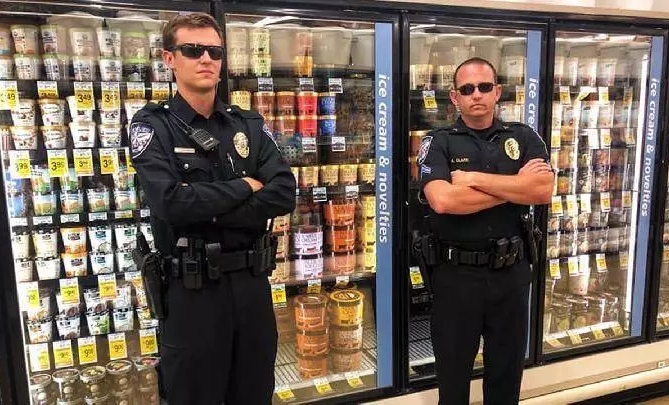Polisi Texas berjaga di stan es krim di supermarket. FOTO: Fox4news