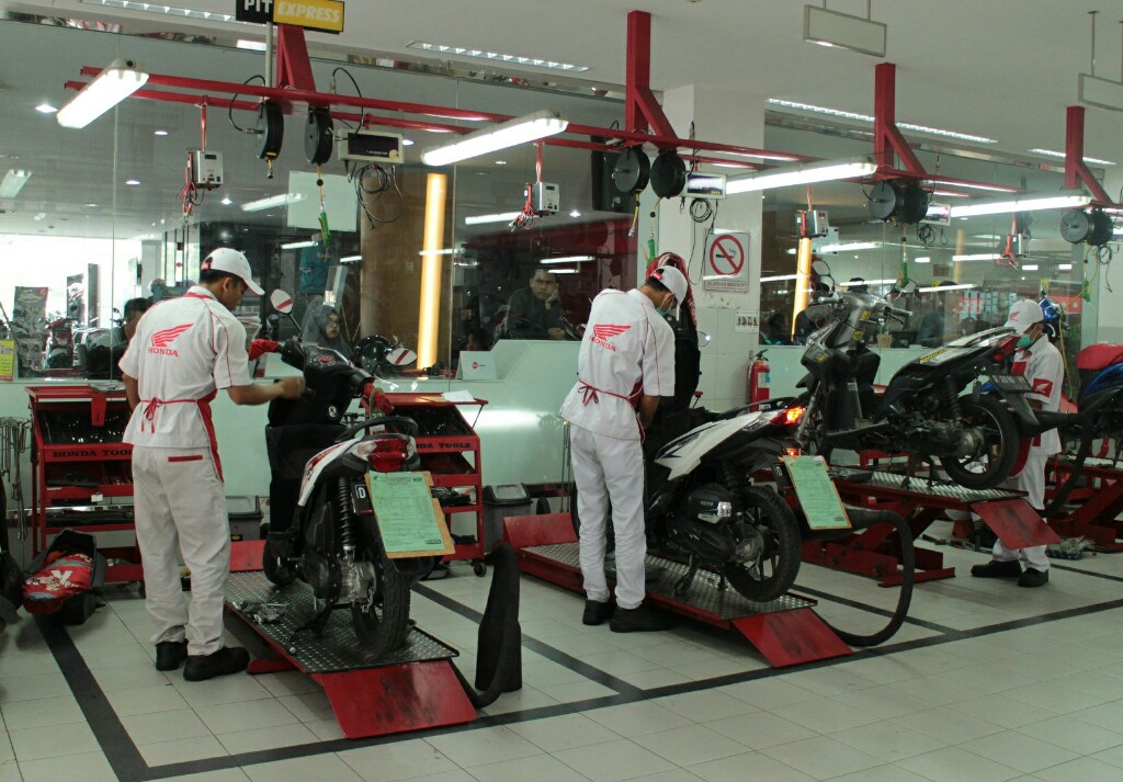 Mekanik Honda sedang melakukan service kendaraan