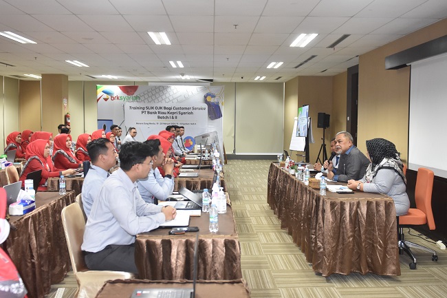 Direktur Dana & Jasa BRK Syariah berikan sambutan sekaligus membuka pelatihan terkait SLIK (Sistem Layanan Informasi Keuangan) Otoritas Jasa Keuangan (OJK) bagi tim Customer Service wilayah Pekanbaru, di Ruang Hangtuah lantai 5 menara BRK Syariah