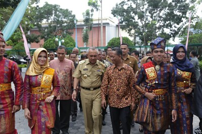 Gubernur Riau, Arsyadjuliandi Rachman MBA bersama Rektor Prof. Dr. H. Syafrinaldi, SH., M.C,L di Kampus UIR Perhentian Marpoyan Pekanbaru.