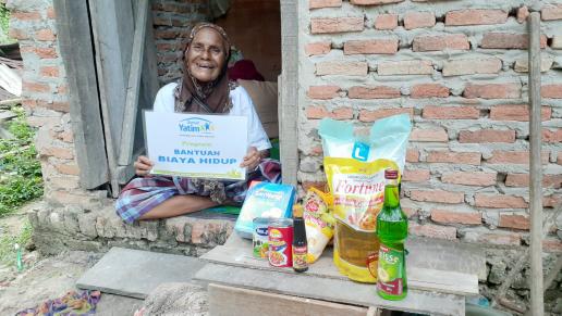 Nenek Inap sumringah mendapat bantuan dari Rumah Yatim.